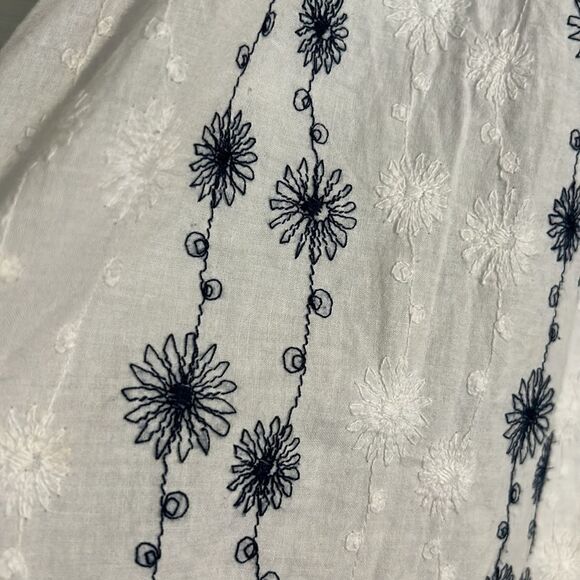 EN CREME Size Small Strapless Floral Smocked Eyelet Lace Top Flowy Romantic - Picture 4 of 8